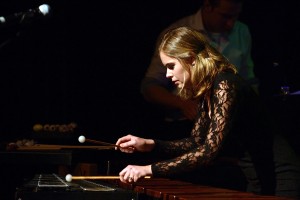 Carine in actie tijdens haar D-Examen, ze speelt hier op haar marimba en de bells. Ze brengt hier het stuk Chardaz van Vittorio Monti ten gehore.