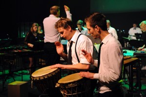 Luck & Coen in actie tijdens een djembe battle